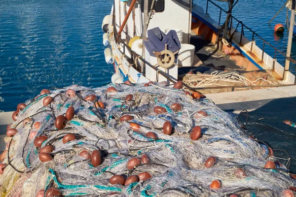 İtalya, Sicilya, Marina di Ragusa (Ragusa Eyaleti), ağlar ve limanda yerel ahşap balıkçı teknesi