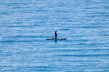 İtalya, Sicilya, Akdeniz, Sicilya Kanalı, denizdeki sörf tahtasındaki adam.