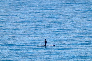 İtalya, Sicilya, Akdeniz, Sicilya Kanalı, denizdeki sörf tahtasındaki adam.