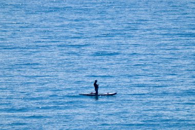 İtalya, Sicilya, Akdeniz, Sicilya Kanalı, denizdeki sörf tahtasındaki adam.