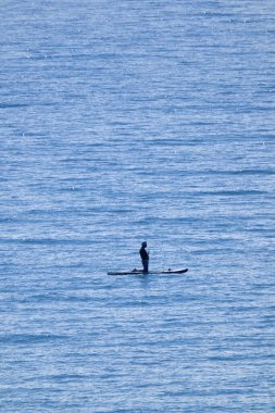 İtalya, Sicilya, Akdeniz, Sicilya Kanalı, denizdeki sörf tahtasındaki adam.