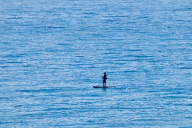 İtalya, Sicilya, Akdeniz, Sicilya Kanalı, denizdeki sörf tahtasındaki adam.