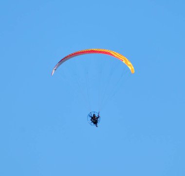 İtalya; güçlü bir paraglider üzerinde uçan adam 