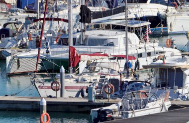 İtalya, Sicilya, Akdeniz, Marina di Ragusa (Ragusa ili); 22 Şubat 2021, limanda lüks yatlar - EDITORIAL