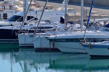 İtalya, Sicilya, Akdeniz, Marina di Ragusa (Ragusa ili); 23 Şubat 2021, limanda lüks yatlar - EDITORIAL