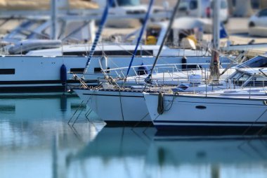 İtalya, Sicilya, Akdeniz, Marina di Ragusa (Ragusa ili); 23 Şubat 2021, limanda lüks yatlar - EDITORIAL