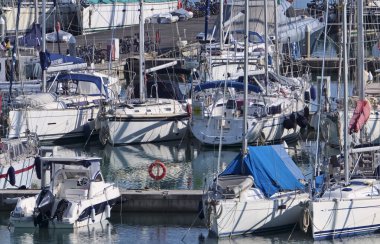 İtalya, Sicilya, Akdeniz, Marina di Ragusa (Ragusa ili); 23 Şubat 2021, limanda lüks yatlar - EDITORIAL