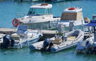 İtalya, Sicilya, Akdeniz, Marina di Ragusa (Ragusa ili); 24 Şubat 2021, limanda motorlu tekneler ve lüks yatlar - EDITORIAL