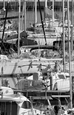 İtalya, Sicilya, Akdeniz, Marina di Ragusa (Ragusa ili); 26 Şubat 2021, limanda lüks yatlar - EDITORIAL