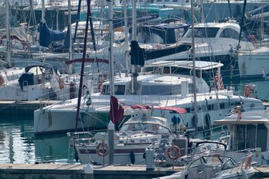 İtalya, Sicilya, Akdeniz, Marina di Ragusa (Ragusa ili); 27 Şubat 2021, limanda lüks yatlar - EDITORIAL