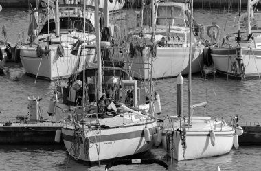 İtalya, Sicilya, Akdeniz, Marina di Ragusa (Ragusa ili); 27 Şubat 2021, limanda yelkenli tekneleri - EDITORIAL