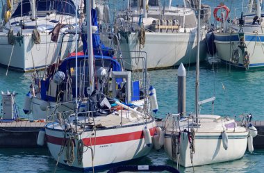 İtalya, Sicilya, Akdeniz, Marina di Ragusa (Ragusa ili); 27 Fevruary 2021, limanda yelkenli tekneleri - EDITORIAL