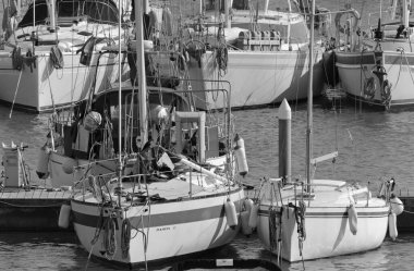 İtalya, Sicilya, Akdeniz, Marina di Ragusa (Ragusa ili); 27 Fevruary 2021, limanda yelkenli tekneleri - EDITORIAL