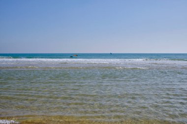 İtalya, Sicilya, Akdeniz, Marina di Ragusa (Ragusa Eyaleti); denizdeki sörfçüler