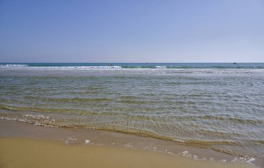 İtalya, Sicilya, Akdeniz, Marina di Ragusa (Ragusa Eyaleti); denizdeki sörfçüler