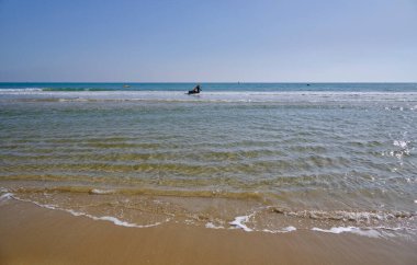 İtalya, Sicilya, Akdeniz, Marina di Ragusa (Ragusa Eyaleti); denizdeki sörfçüler
