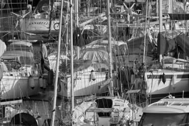 İtalya, Sicilya, Akdeniz, Marina di Ragusa (Ragusa Eyaleti); 28 Şubat 2021, limandaki insanlar ve lüks yatlar - EDITORIAL