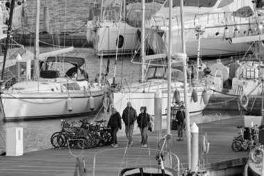 İtalya, Sicilya, Akdeniz, Marina di Ragusa (Ragusa Eyaleti); 1 Mart 2021, limandaki insanlar ve lüks yatlar - EDITORIAL