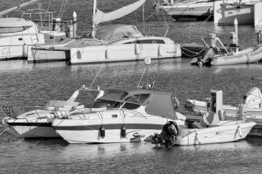 İtalya, Sicilya, Akdeniz, Marina di Ragusa (Ragusa Eyaleti); 3 Mart 2021, limanda motorlu tekneler ve lüks yatlar - EDITORIAL