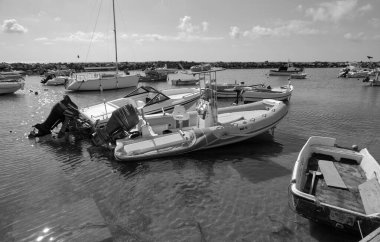 İtalya, Sicilya, Akdeniz, Punta Secca (Ragusa Eyaleti); 4 Mart 2021, limanda balıkçı tekneleri - EDITORIAL