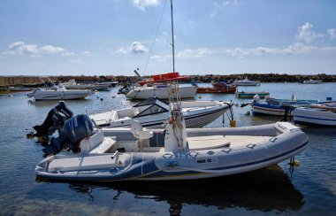 İtalya, Sicilya, Akdeniz, Punta Secca (Ragusa Eyaleti); 4 Mart 2021, limanda balıkçı tekneleri - EDITORIAL