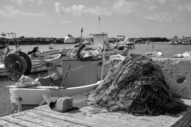 İtalya, Sicilya, Akdeniz, Punta Secca (Ragusa Eyaleti); 4 Mart 2021, limanda balıkçı tekneleri ve ağları - EDITORIAL