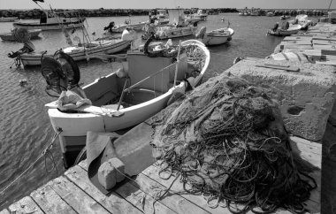İtalya, Sicilya, Akdeniz, Punta Secca (Ragusa Eyaleti); 4 Mart 2021, limanda balıkçı tekneleri ve ağları - EDITORIAL