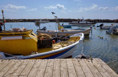 İtalya, Sicilya, Akdeniz, Punta Secca (Ragusa Eyaleti); 4 Mart 2021, limanda balıkçı tekneleri - EDITORIAL