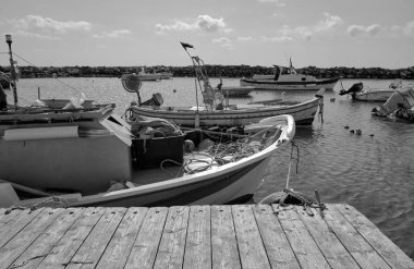 İtalya, Sicilya, Akdeniz, Punta Secca (Ragusa Eyaleti); 4 Mart 2021, limanda balıkçı tekneleri - EDITORIAL