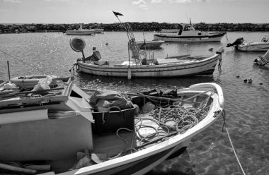 İtalya, Sicilya, Akdeniz, Punta Secca (Ragusa Eyaleti); 4 Mart 2021, limanda balıkçı tekneleri - EDITORIAL