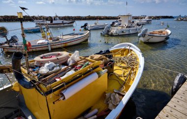 İtalya, Sicilya, Akdeniz, Punta Secca (Ragusa Eyaleti); limandaki balıkçı tekneleri - EDITORIAL