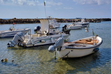 İtalya, Sicilya, Akdeniz, Punta Secca (Ragusa Eyaleti); 4 Mart 2021, limanda balıkçı tekneleri - EDITORIAL