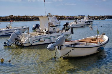 İtalya, Sicilya, Akdeniz, Punta Secca (Ragusa Eyaleti); 4 Mart 2021, limanda balıkçı tekneleri - EDITORIAL