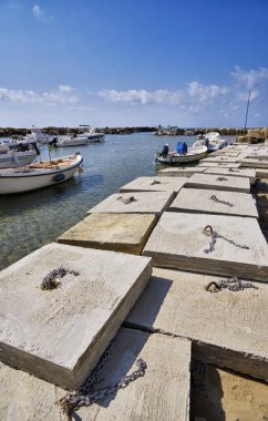 İtalya, Sicilya, Akdeniz, Punta Secca (Ragusa Eyaleti); 4 Mart 2021, limanda balıkçı tekneleri - EDITORIAL