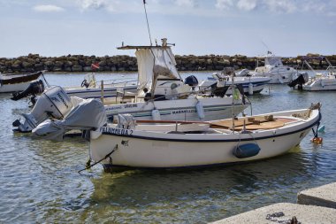 İtalya, Sicilya, Akdeniz, Punta Secca (Ragusa Eyaleti); 4 Mart 2021, limanda balıkçı tekneleri - EDITORIAL