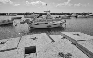 İtalya, Sicilya, Akdeniz, Punta Secca (Ragusa Eyaleti); 4 Mart 2021, limanda balıkçı tekneleri - EDITORIAL