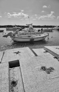 İtalya, Sicilya, Akdeniz, Punta Secca (Ragusa Eyaleti); 4 Mart 2021, limanda balıkçı tekneleri - EDITORIAL