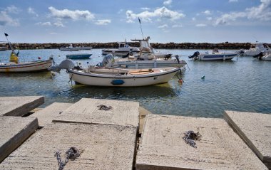 İtalya, Sicilya, Akdeniz, Punta Secca (Ragusa Eyaleti); 4 Mart 2021, limanda balıkçı tekneleri - EDITORIAL