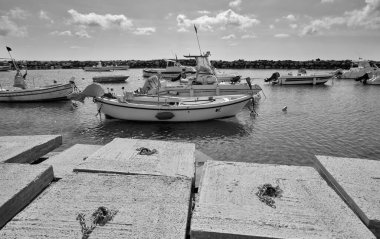 İtalya, Sicilya, Akdeniz, Punta Secca (Ragusa Eyaleti); 4 Mart 2021, limanda balıkçı tekneleri - EDITORIAL