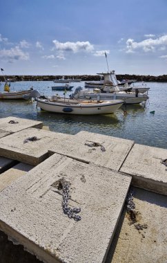 İtalya, Sicilya, Akdeniz, Punta Secca (Ragusa Eyaleti); 4 Marxh 2021, limanda balıkçı tekneleri - EDITORIAL