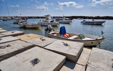 İtalya, Sicilya, Akdeniz, Punta Secca (Ragusa Eyaleti); 4 Mart 2021, limanda balıkçı tekneleri - EDITORIAL