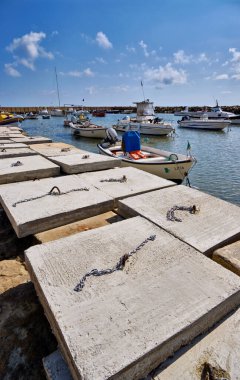 İtalya, Sicilya, Akdeniz, Punta Secca (Ragusa Eyaleti); 4 Mart 2021, limanda balıkçı tekneleri - EDITORIAL