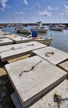İtalya, Sicilya, Akdeniz, Punta Secca (Ragusa Eyaleti); 4 Mart 2021, limanda balıkçı tekneleri - EDITORIAL