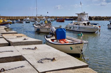 İtalya, Sicilya, Akdeniz, Punta Secca (Ragusa Eyaleti); 4 Mart 2021, limanda balıkçı tekneleri - EDITORIAL