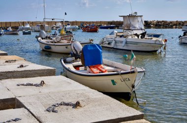 İtalya, Sicilya, Akdeniz, Punta Secca (Ragusa Eyaleti); 4 Mart 2021, limanda balıkçı tekneleri - EDITORIAL