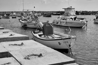 İtalya, Sicilya, Akdeniz, Punta Secca (Ragusa Eyaleti); 4 Mart 2021, limanda balıkçı tekneleri - EDITORIAL