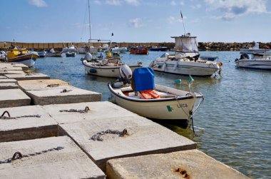 İtalya, Sicilya, Akdeniz, Punta Secca (Ragusa Eyaleti); 4 Mart 2021, limanda balıkçı tekneleri - EDITORIAL