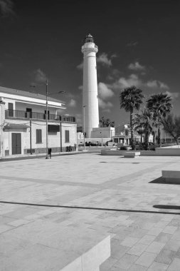 İtalya, Sicilya, Akdeniz, Punta Secca (Ragusa Eyaleti), deniz kenarındaki ve deniz fenerindeki binaların manzarası