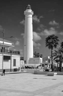 İtalya, Sicilya, Akdeniz, Punta Secca (Ragusa Eyaleti), deniz kenarındaki ve deniz fenerindeki binaların manzarası