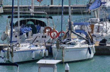 İtalya, Sicilya, Akdeniz, Marina di Ragusa (Ragusa Eyaleti); 7 Mart 2021, limanda yelkenli tekneleri - EDITORIAL